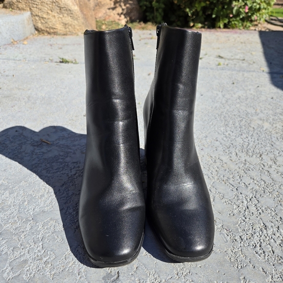 Andrew Geller Sz 9.5 Black Ankle Boots with Snake Print Heel. Vegan
